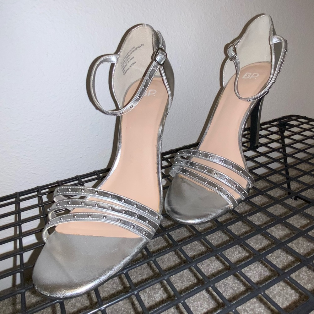 SALE!! 3/$20 - 🌻 Silver BP Heels 🌻